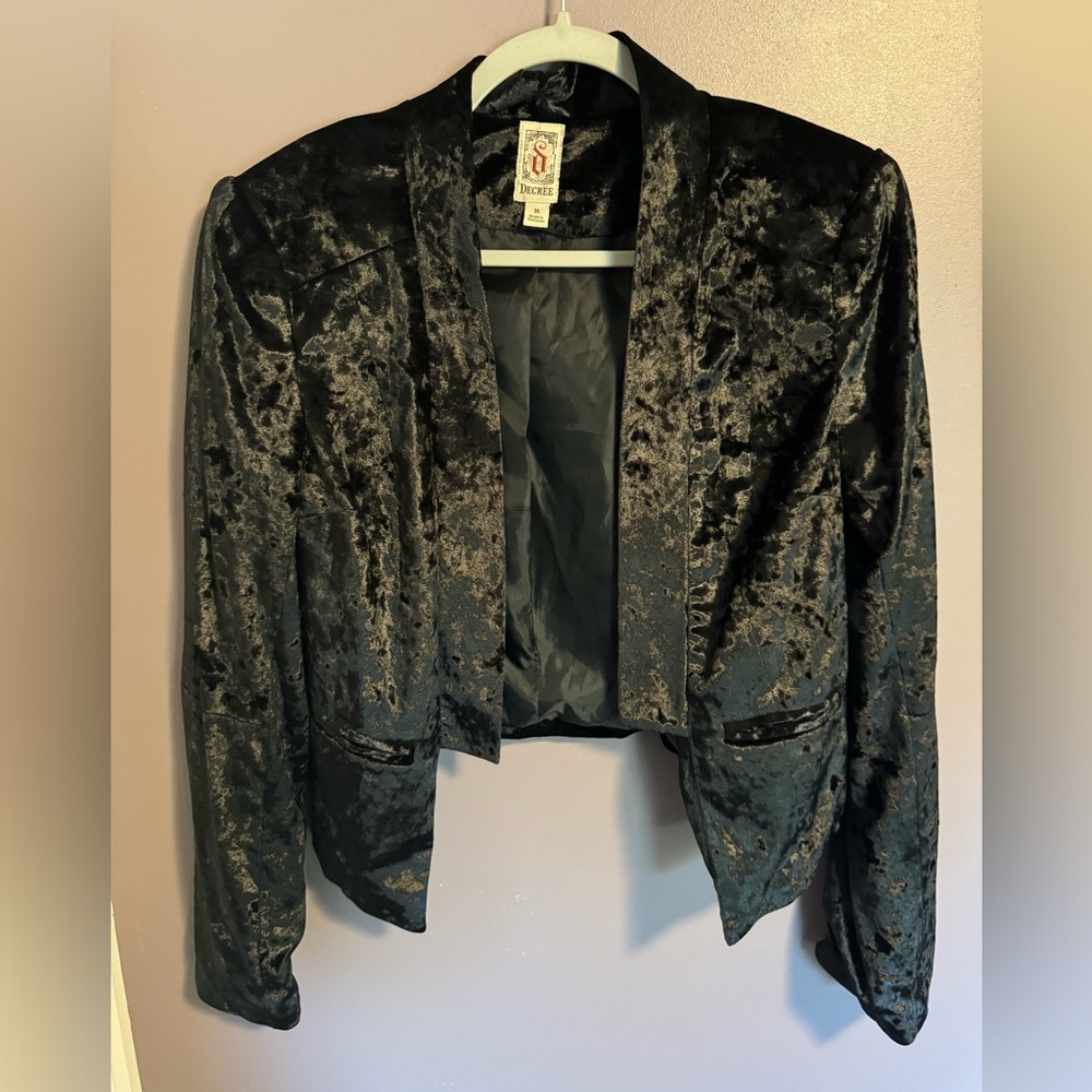Stunning Gothic Decree Crushed Velvet Cropped Blazer with shoulder pads. Size M.